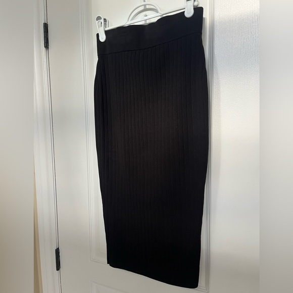 H&M ribbed pencil skirt with slit, functional front zipper, elastic waistband - Picture 2 of 10